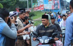 Umat Hindu Bagi-bagi Takjil di Depan Pura Madara Giri Semeru Agung