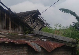 Puting Beliung Rusak Puluhan Rumah di Desa Jarit Lumajang