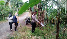 Ngeri! Siang Bolong Begal Langsung Bacok Korban di Randuagung Lumajang