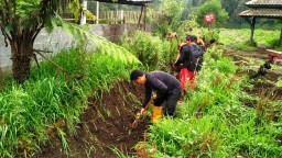 Selokan Penuh Endapan Lumpur ke Ranu Pani Mulai Dibersihkan