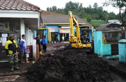 Ratusan Kubik Endapan Tanah Akibat Banjir Lumpur Ranu Pani Dibersihkan