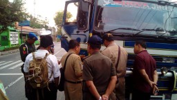 Razia Gabungan, Satpol PP Lumajang Amankan 7 Truck Angkutan Pasir