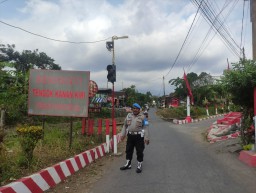 Polisi Pantau Perlintasan KA di Klakah Lumajang