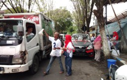 Sosialisasi Pilgub, Relawan Mbak Puti Lumajang Bagi-bagi Takjil