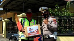 Satlantas Polres Lumajang Beri Tali Asih Relawan Pengatur Lalulintas