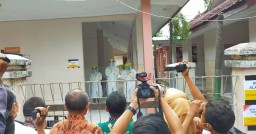 Cak Thoriq dan Bunda Indah Beri Semangat Paramedis RSUD Lumajang