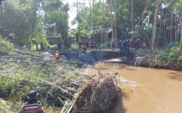 Rumpun Bambu di Sungai Menjangan Kutorenon Lumajang Ambrol