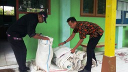 Para Siswa SD Sumbang Sak Bekas Untuk Tangani Banjir Rowokangkung