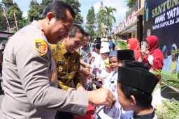 Kapolda Jatim Berikan Santunan Anak Yatim di Lumajang