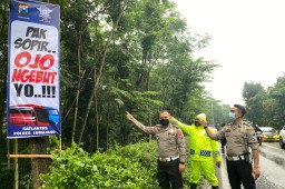 Satlantas Polres Lumajang Pasang Papan Himbauan Jalur Rawan Kecelakaan