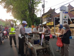 Satlantas Polres Lumajang Bagi Takjil di Seputar Alun-alun