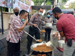 Polwan Polres Lumajang Semangat Memasak untuk Warga Terdampak Corona