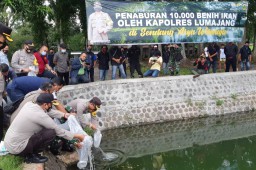 Kapolres Lumajang Tabur Ribuan Benih Ikan di Sendang Wiraraja Wonorejo