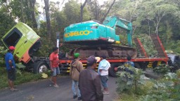 Truck Alat Berat Terperosok, Jalur Senduro-Ranupani Terputus