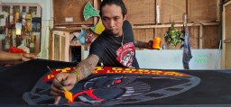 Seniman Lumajang Buat Motif Batik Tim Cobra