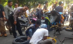 Bawa Bengkel, Polres Lumajang Kembalikan Sepeda Motor Tak Standart ke Pemiliknya