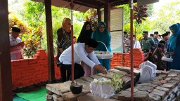 Nyekar Makam Situs Biting Tradisi Jelang Puncak Peringatan Harjalu