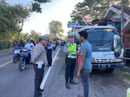 Puluhan Sopir Truk di Lumajang Bandel, Langgar Jam Operasional