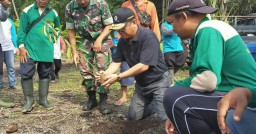 Umar Bashor Tanam Pohon dan Lepas Burung di Sumber Takir Lumajang