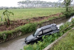 Kecelakaan Jalan Tekung Lumajang, Suzuki Escudo Nyungsep ke Sungai