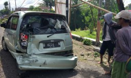 Ban Pecah, Tabrakan Beruntun Tak Terhindarkan di Jalan Raya Sumbersuko