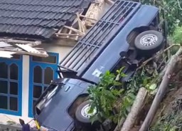 Rem Blong, Pick Up Terjun ke Jurang Timpa Rumah di Tamanayu Lumajang