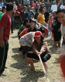 Serunya Lomba Tarik Tambang Pesertanya Emak-emak