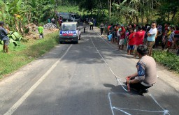 Pemotor Tewas Ditempat Terlindas Truck Ditanjakan Karanganom Lumajang