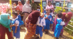 TK Pembangunan VIII PG Jatiroto Gelar Lomba Makan Krupuk Emak dan Anak