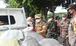 TNI-Polri  Lumajang Sumbang 10 Ribu Paket 5 Kg  Atasi Dampak PPKM