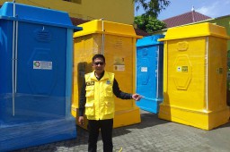 Golkar Lumajang Salurkan 12 Toilet Portable di Pengungsian Semeru