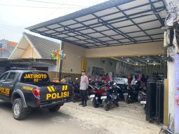 Antisipasi Jambret, Toko Emas di Jatiroto Lumajang Dijaga Polisi