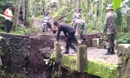 Diterjang Banjir Jembatan Toroyan di Randuagung Ambruk