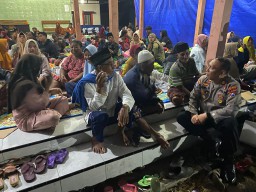 Polres Lumajang Berikan Trauma Healing ke Pengungsi Korban Banjir