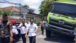 Truck Tronton Bermuatan Teh Botol Terperosok Dijalan Juanda Lumajang