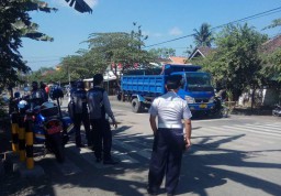 Truck Pasir Lewat Panggung Lombok, Mulai Muncul Respon Warga...!