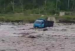 Truck Pasir Terjebak Derasnya Banjir Lahar Dingin Semeru Lumajang