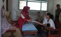 Turun Langsung, Ketua TP PKK Lumajang Beri Bantuan Ibu Melahirkan