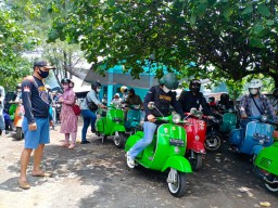 Cak Thoriq Bersih Sampah Bersama Vespa Lumajang di Watu Pecak