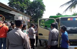 Nyaris Bentrok, Warga Pasirian Lumajang Hadang Truk Pasir