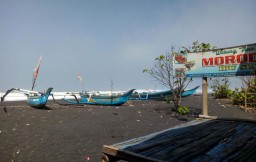 Ombak Besar, Warung Ikan Bakar di Pantai Watu Pecak Tetap Buka