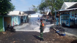 Ombak Besar Masuk ke Warung Ikan Bakar di Pantai Watu Pecak Lumajang