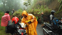 Longsor Sebelum Watu Tulis Tutup Akses Jalur Lumajang Ranupani