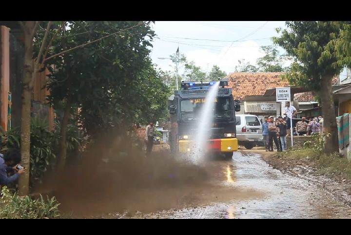 Water Canon Polres Lumajang Bersih Lumpur Jalanan Terdampak Banjir