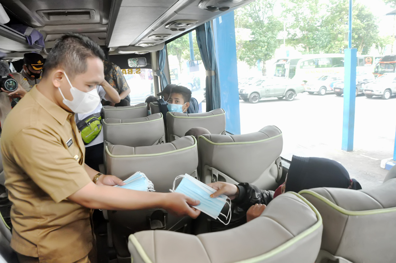 Bupati Lumajang bagikan masker ke penumpang bus di terminal minak koncar.