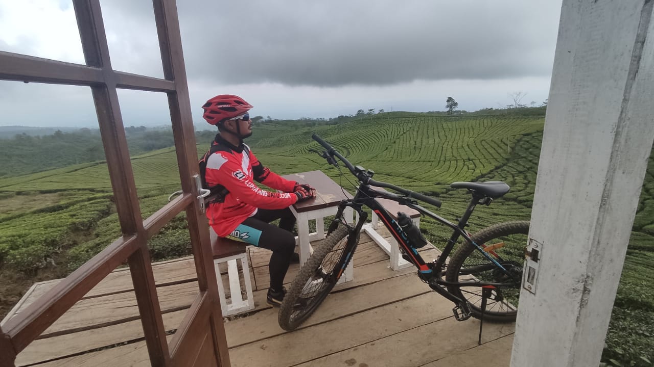 Babun Wahyudi Menikmati alam di Gerbang Genitri Kebun Teh Gucialit