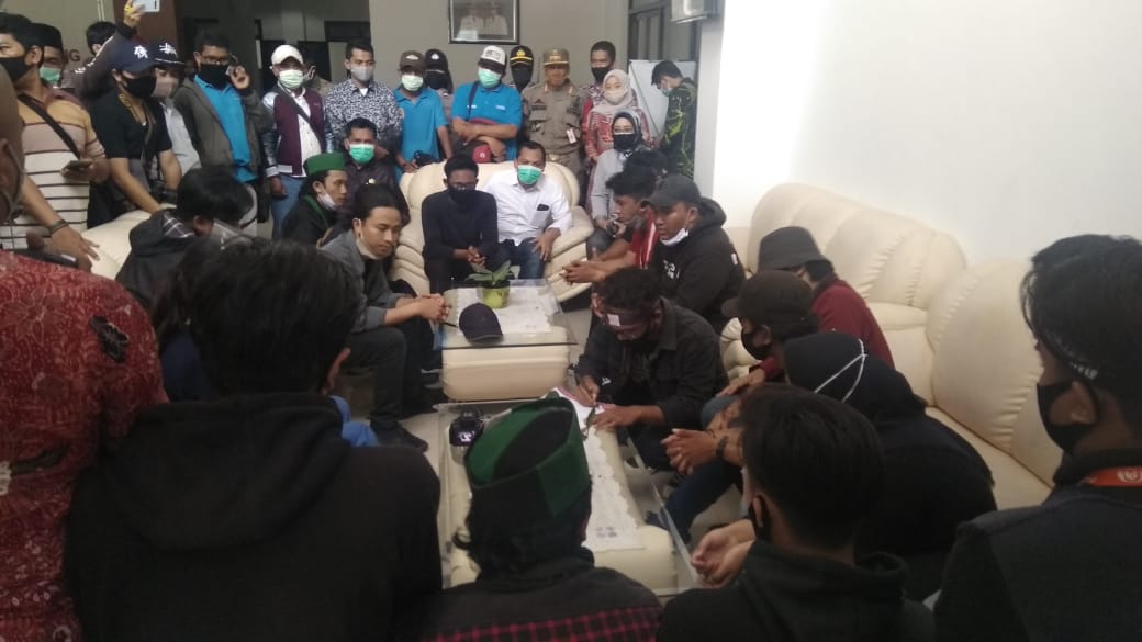 Demo Ricuh..! DPRD Lumajang Berikan Dukung Cabut UU Cipta Kerja