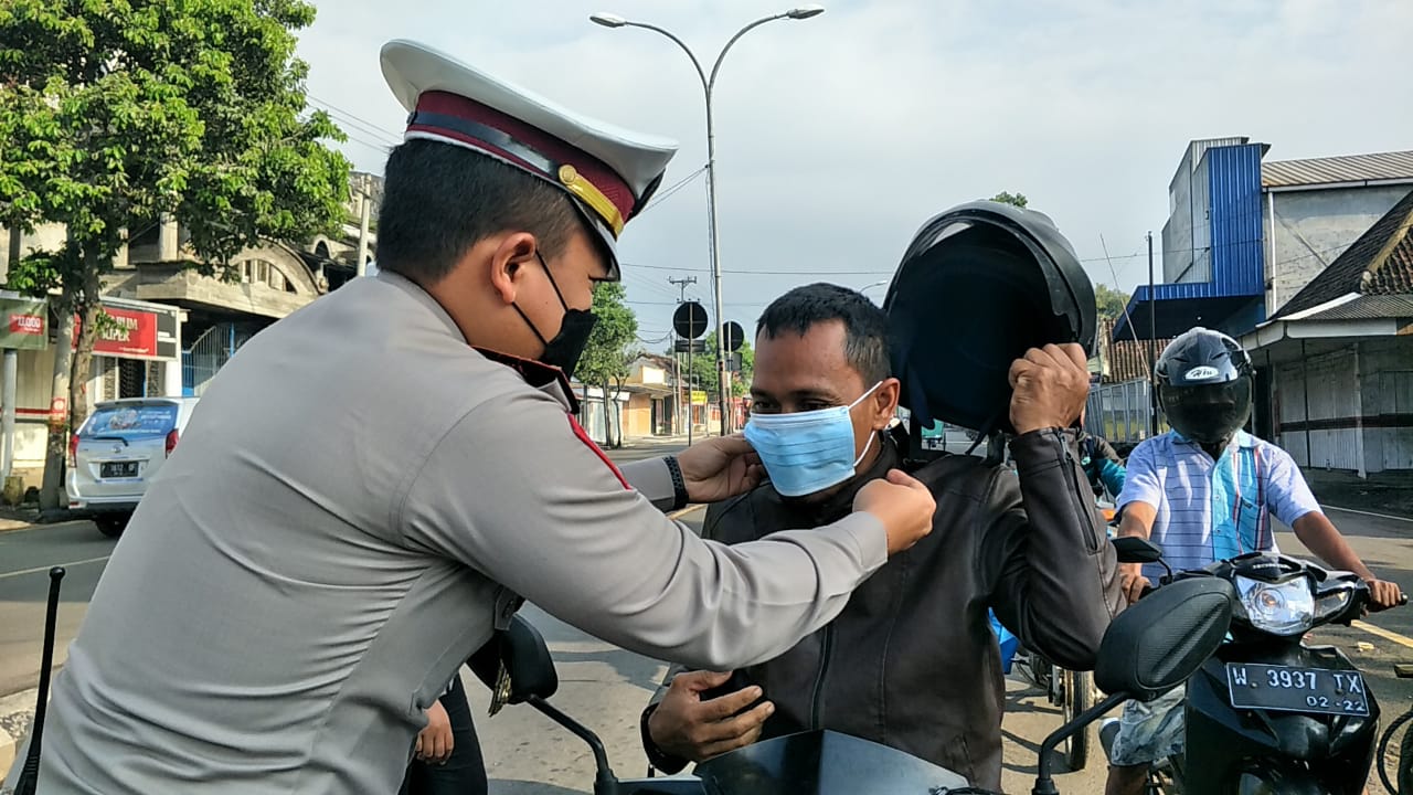 Satlantas Polres Lumajang Bagikan Masker di Pos Lantas Tangguh Semeru