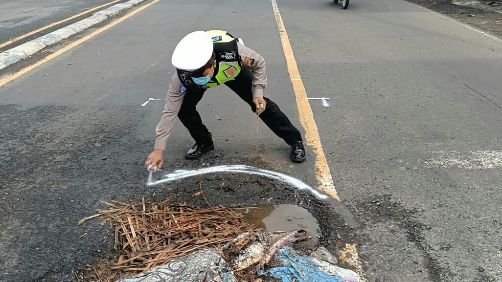 Satlantas Polres Lumajang Tandai Jalan Berlubang Pakai Pilok