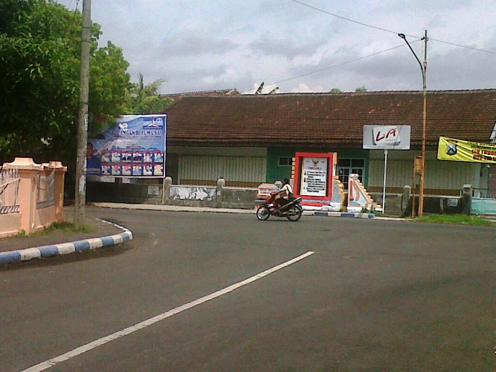 Tegas, Melintang Jalan Satpol PP Copot Banner Caleg DPRD Jatim dari Gerindra